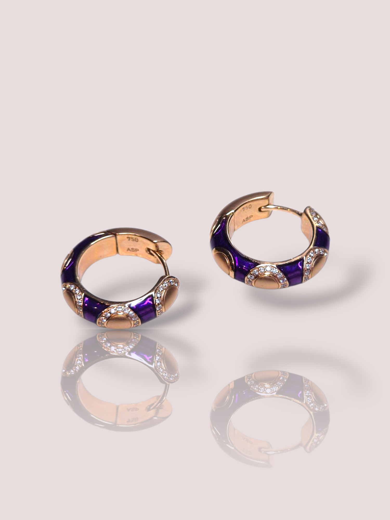 Deze vintage oorringen zijn vervaardigd van 18k roségoud en versierd met emaille en diamanten. Het zijn creolen met een diameter van 19 mm en een dikte van circa 5 mm . Draag deze oorringen om een elegante en verfijnde look te creëren. Perfect voor speciale gelegenheden of om je dagelijkse outfit een luxueuze touch te geven.

Bij deze oorringen hebben wij tevens een bijpassende ringenset.