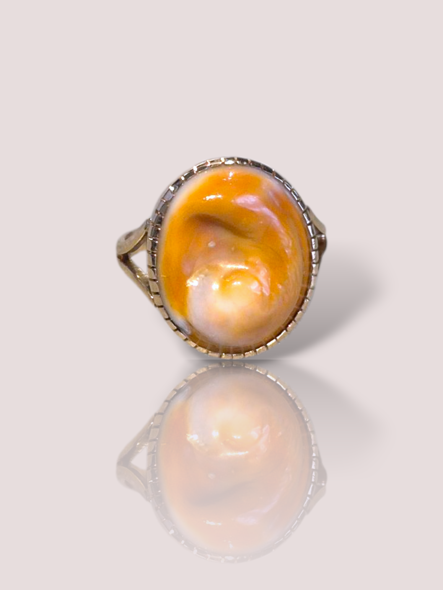 Deze prachtige vintage ring is gemaakt van 14 karaat geel goud en heeft een Saint Lucia schelp als eyecatcher. De ring is perfect voor liefhebbers van unieke sieraden met een nostalgische uitstraling. Draag deze ring alleen of combineer hem met andere gouden sieraden voor een luxe en stijlvolle look. Een tijdloos stuk dat niet mag ontbreken in jouw sieradencollectie.

De ring kan desgewenst op maat gemaakt worden.