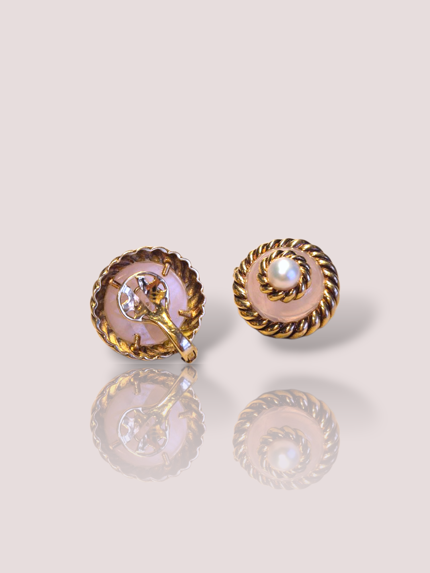 Deze vintage 18k geel gouden oorclips zijn prachtig versierd met rozenkwarts en parels, waardoor ze een sierlijk en klassiek uiterlijk hebben. De oorclips zijn perfect voor speciale gelegenheden en voegen een vleugje glamour toe aan elke outfit. Draag ze als statementstuk met een eenvoudige jurk of voeg ze toe aan een elegante avondlook voor een extra touch of luxe.

De diameter van de oorclips is 2,7 cm, de oorbellen wegen 16,72 gram per oorbel.
