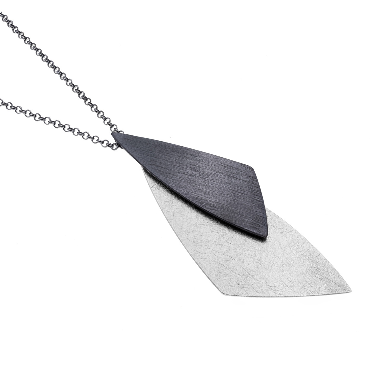 Hanger inclusief collier, gemaakt van zilver en geoxideerd zilver.

Het merk DECO ECHO is een combinatie van modern design en traditioneel vakmanschap. Door de strakke lijnen en unieke vormen zijn deze sieraden stuk voor stuk een klein kunstwerkje. De sieraden zijn gemaakt van sterling zilver. Ook wordt er gebruik gemaakt van verguld zilver.