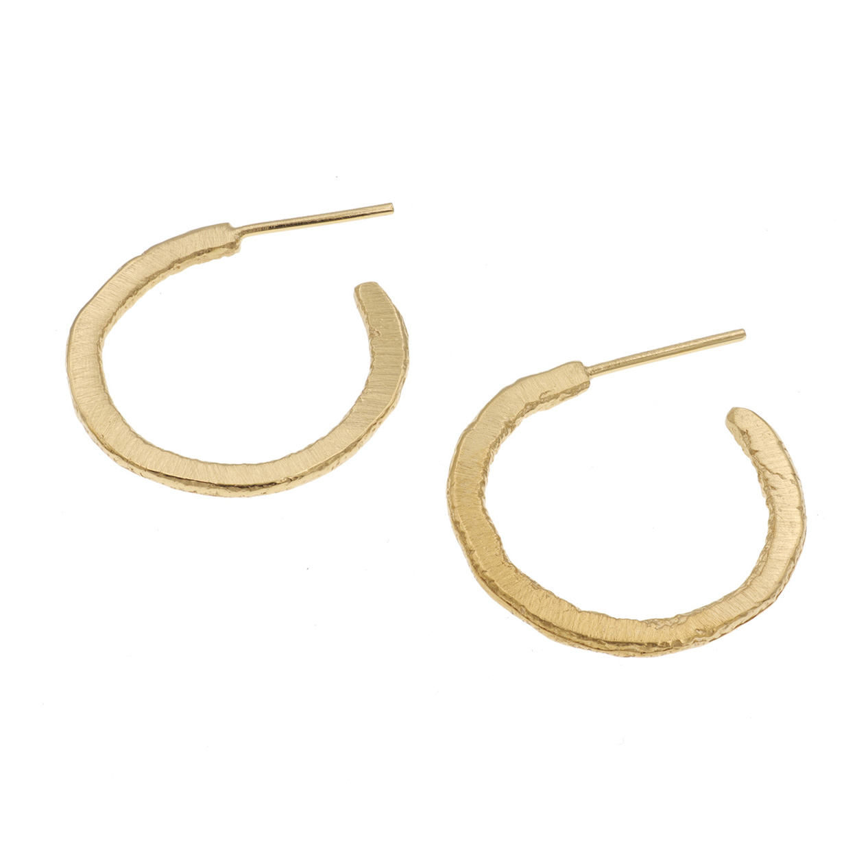 Het merk DECO ECHO is een combinatie van modern design en traditioneel vakmanschap. Door de strakke lijnen en unieke vormen zijn deze sieraden stuk voor stuk een klein kunstwerkje. De sieraden zijn gemaakt van sterling zilver. Ook wordt er gebruik gemaakt van verguld zilver.