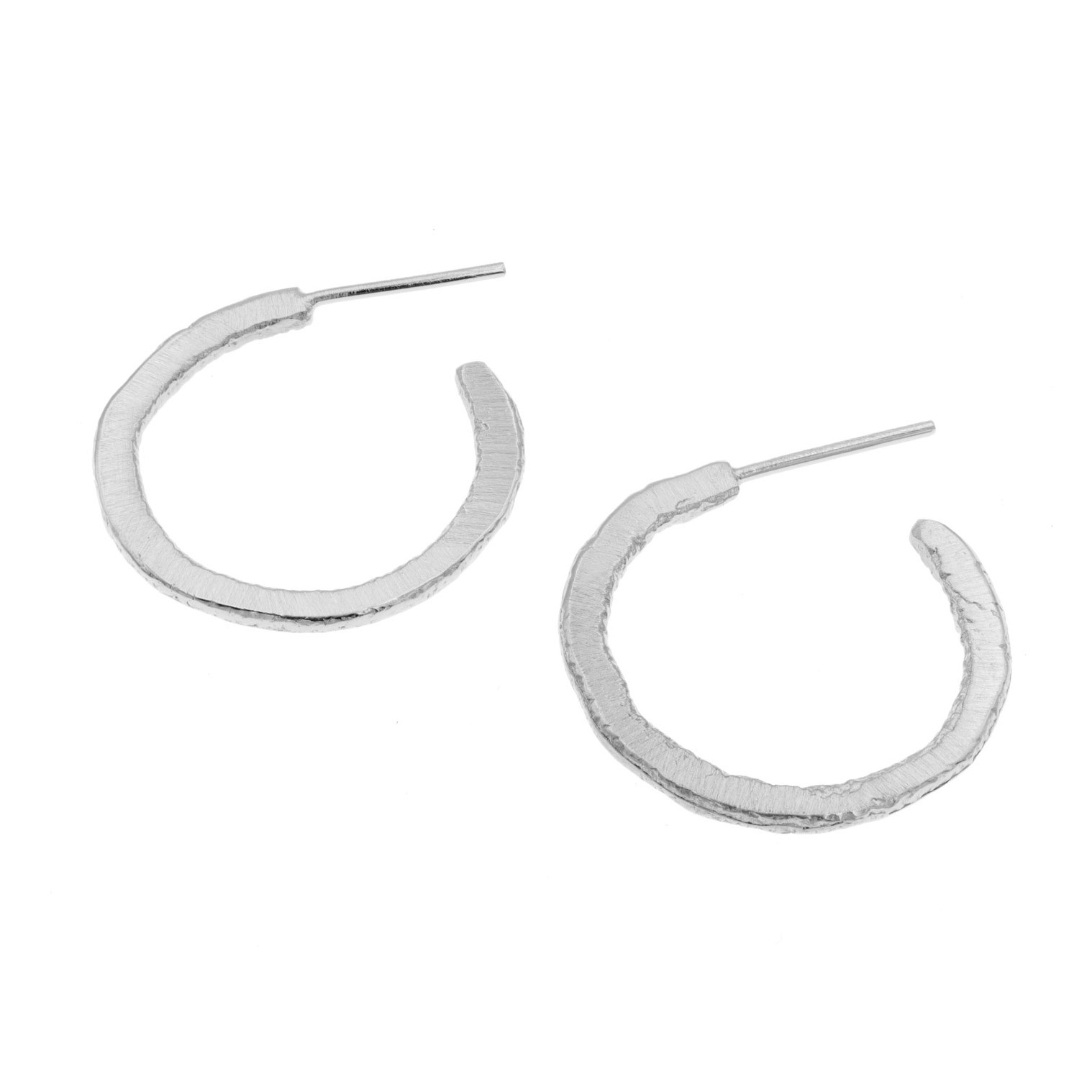 Het merk DECO ECHO is een combinatie van modern design en traditioneel vakmanschap. Door de strakke lijnen en unieke vormen zijn deze sieraden stuk voor stuk een klein kunstwerkje. De sieraden zijn gemaakt van sterling zilver. Ook wordt er gebruik gemaakt van verguld zilver.