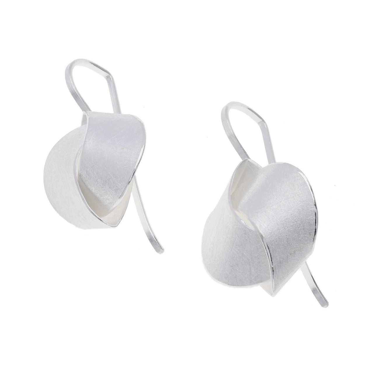 Het merk DECO ECHO is een combinatie van modern design en traditioneel vakmanschap. Door de strakke lijnen en unieke vormen zijn deze sieraden stuk voor stuk een klein kunstwerkje. De sieraden zijn gemaakt van sterling zilver. Ook wordt er gebruik gemaakt van verguld zilver.
