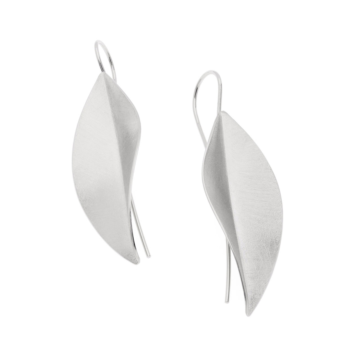 Het merk DECO ECHO is een combinatie van modern design en traditioneel vakmanschap. Door de strakke lijnen en unieke vormen zijn deze sieraden stuk voor stuk een klein kunstwerkje. De sieraden zijn gemaakt van sterling zilver. Ook wordt er gebruik gemaakt van verguld zilver.
