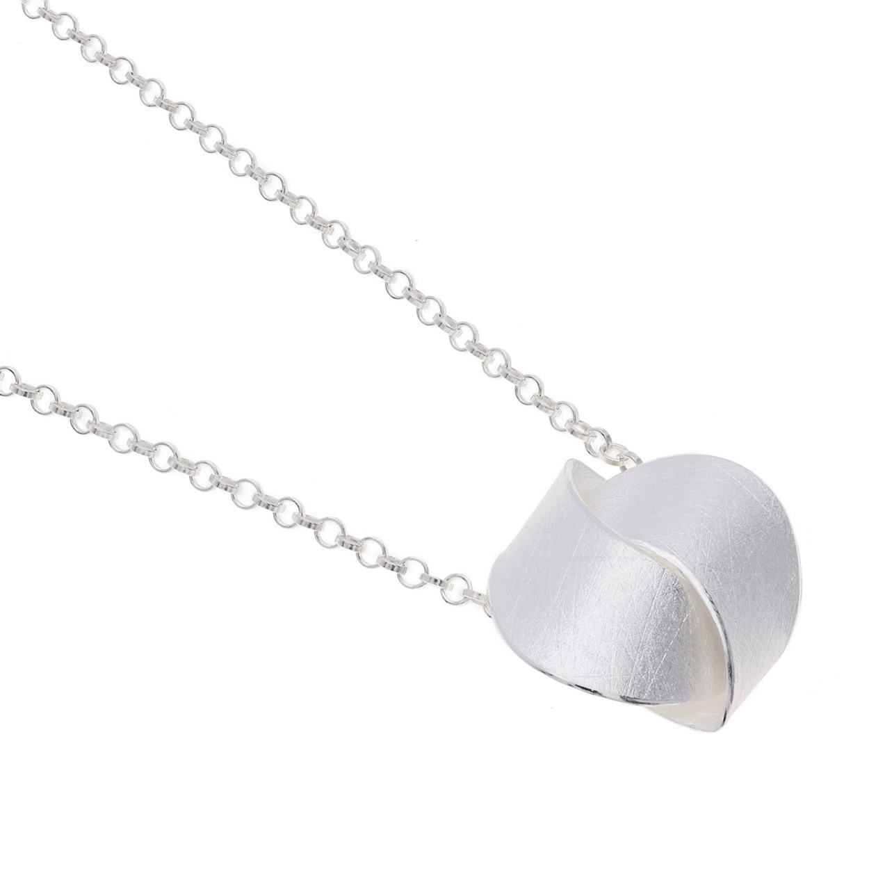 Het merk DECO ECHO is een combinatie van modern design en traditioneel vakmanschap. Door de strakke lijnen en unieke vormen zijn deze sieraden stuk voor stuk een klein kunstwerkje. De sieraden zijn gemaakt van sterling zilver. Ook wordt er gebruik gemaakt van verguld zilver.