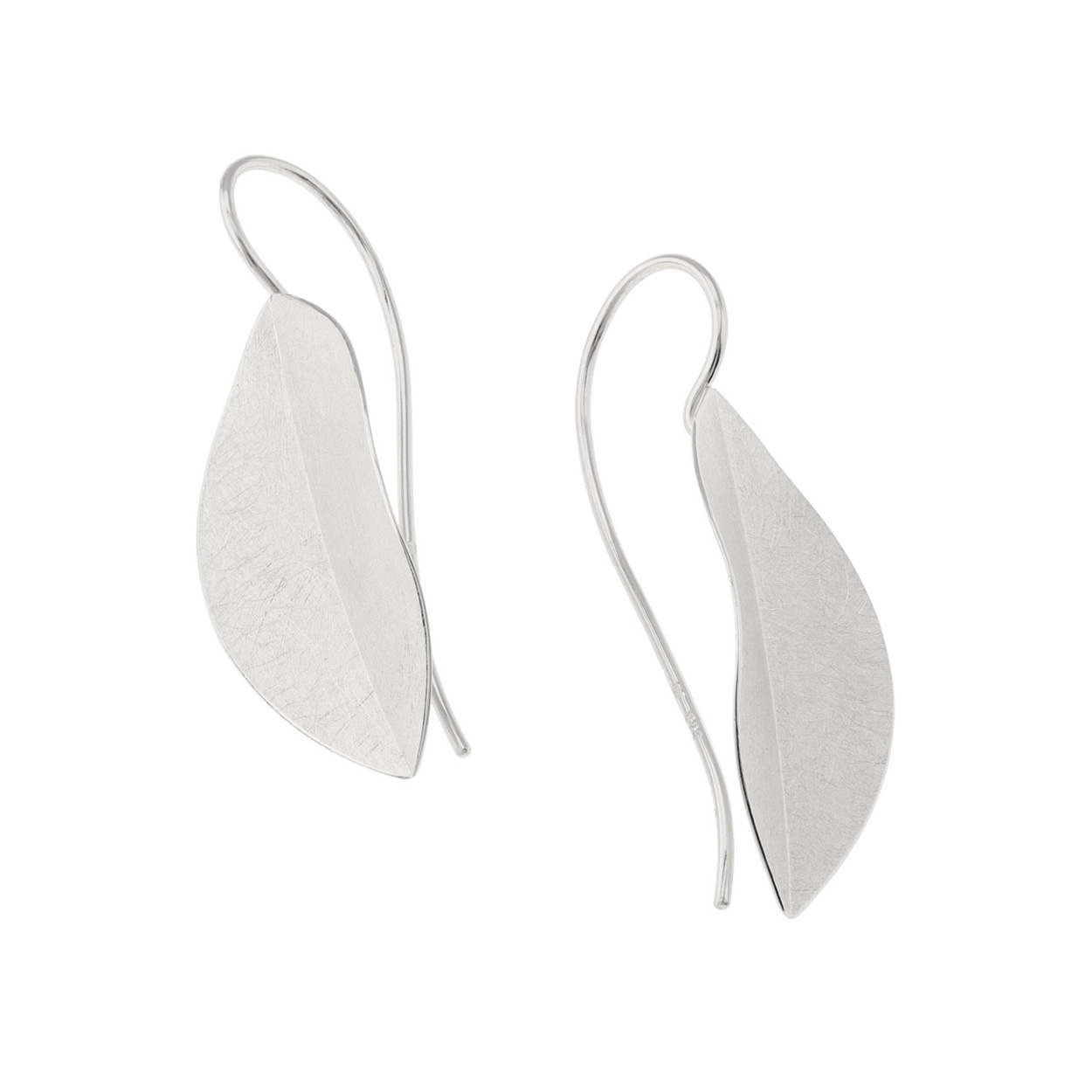 Het merk DECO ECHO is een combinatie van modern design en traditioneel vakmanschap. Door de strakke lijnen en unieke vormen zijn deze sieraden stuk voor stuk een klein kunstwerkje. De sieraden zijn gemaakt van sterling zilver. Ook wordt er gebruik gemaakt van verguld zilver.