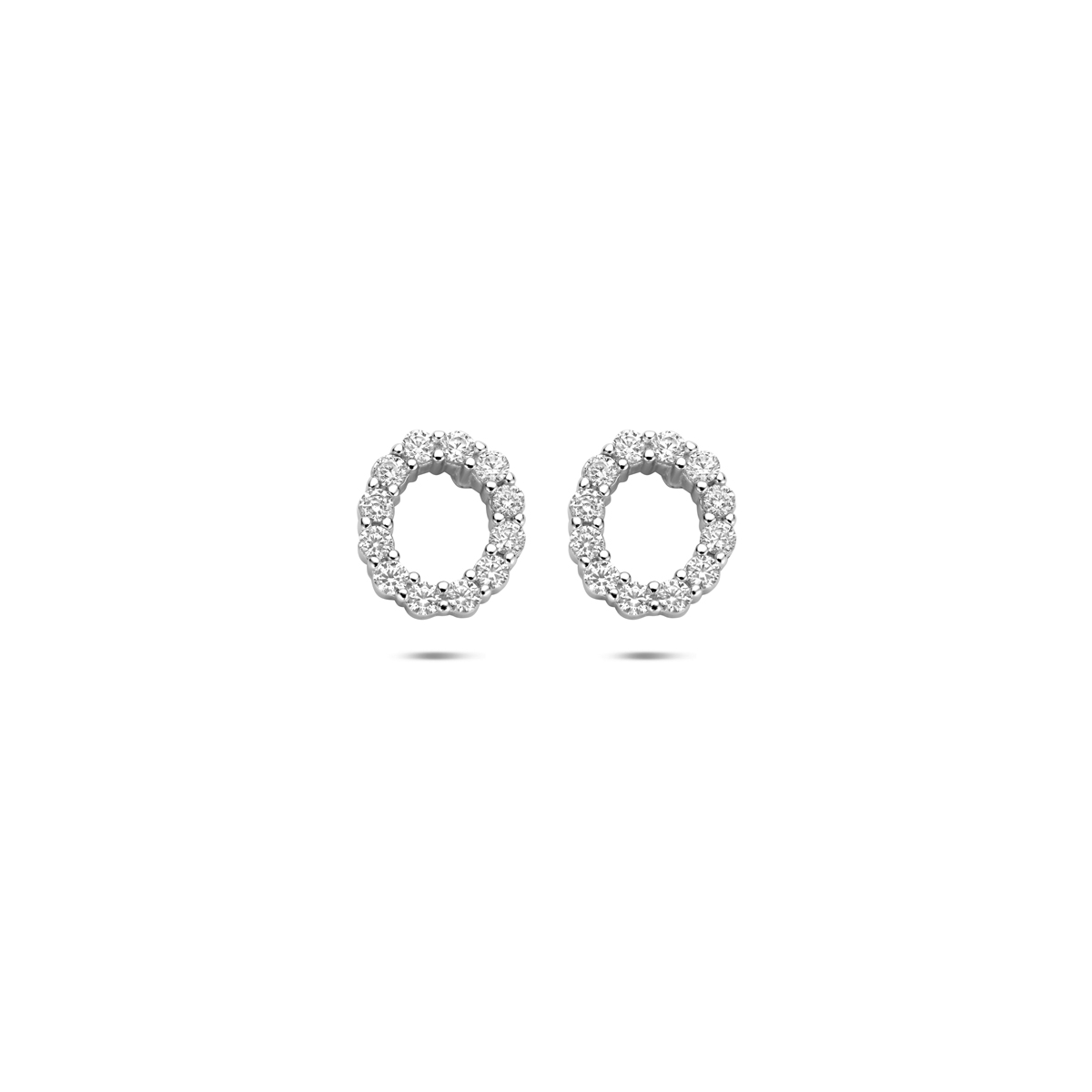 Gerhodineerd 925 zilveren oorknoppen uitgevoerd met zirkonia. De oorknoppen hebben een afmeting van 8x7mm.
