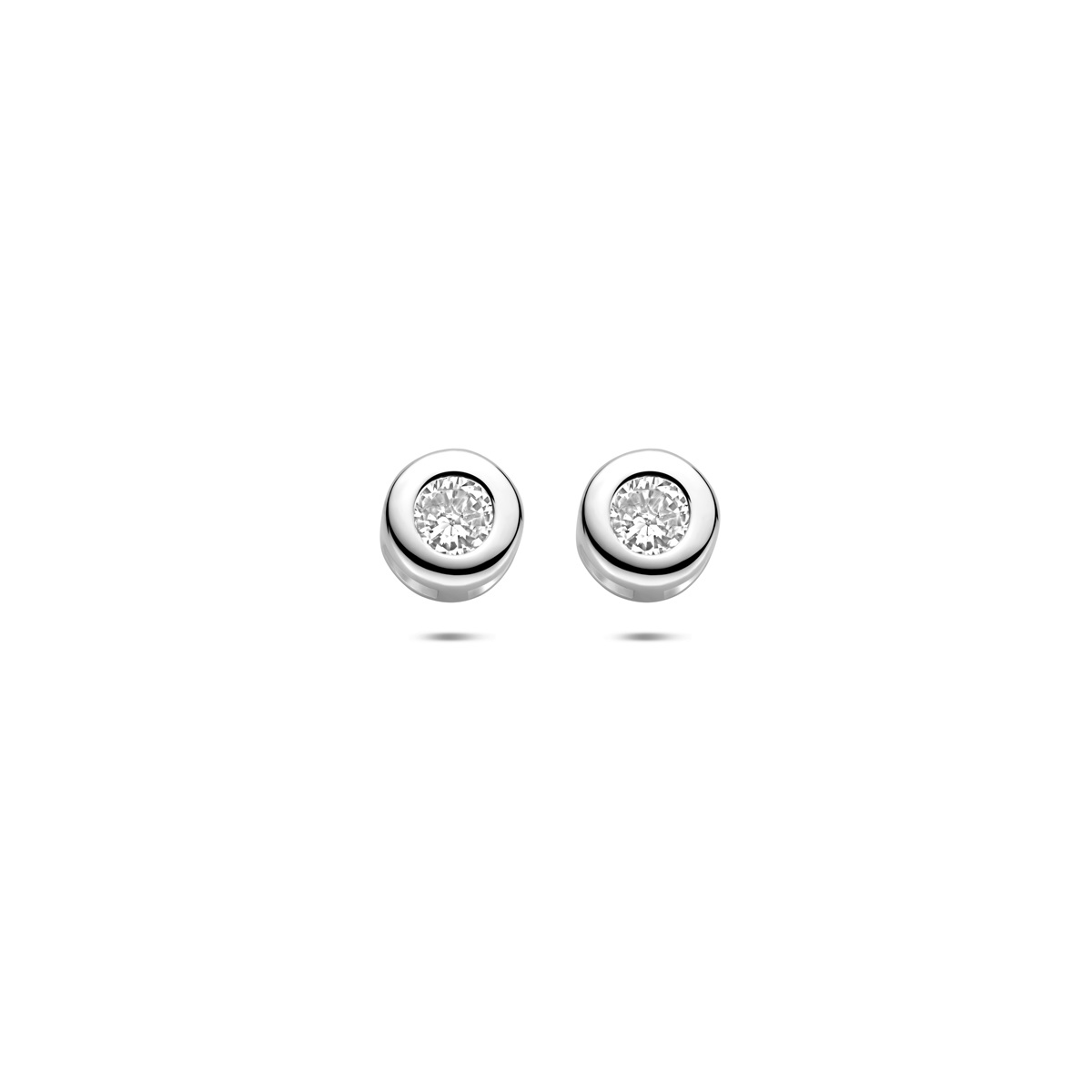Oorstekers rond met zirkonia. De oorstekers hebben een diameter van 6mm.