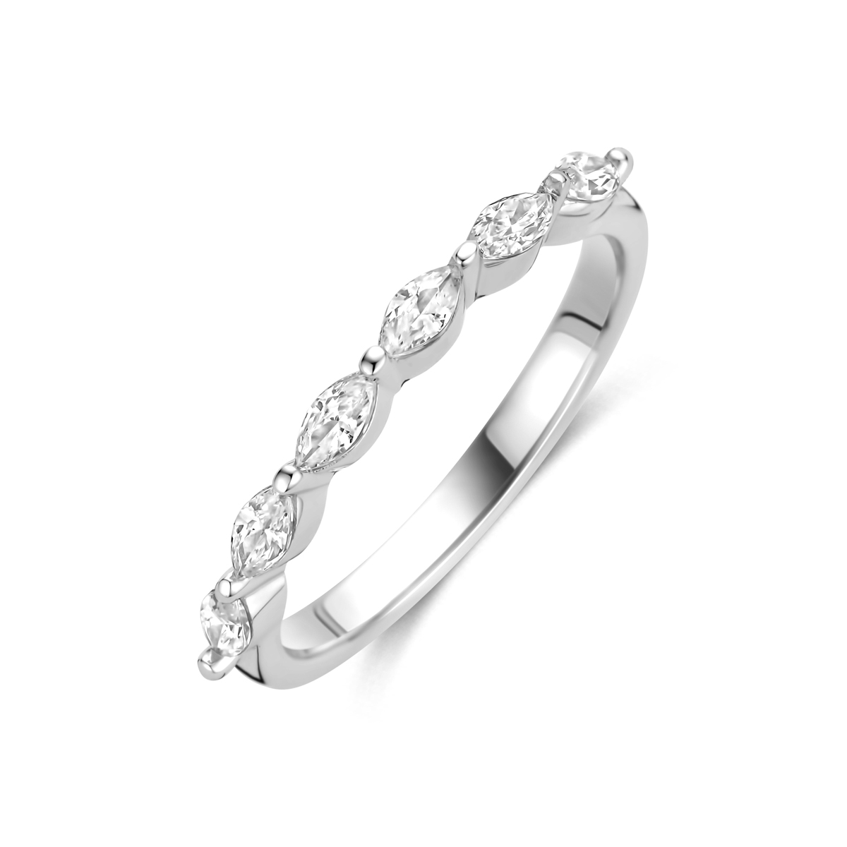 Gerhodineerd 925 zilveren ring uitgevoerd met zirkonia. De ring heeft een breedte van 2mm.