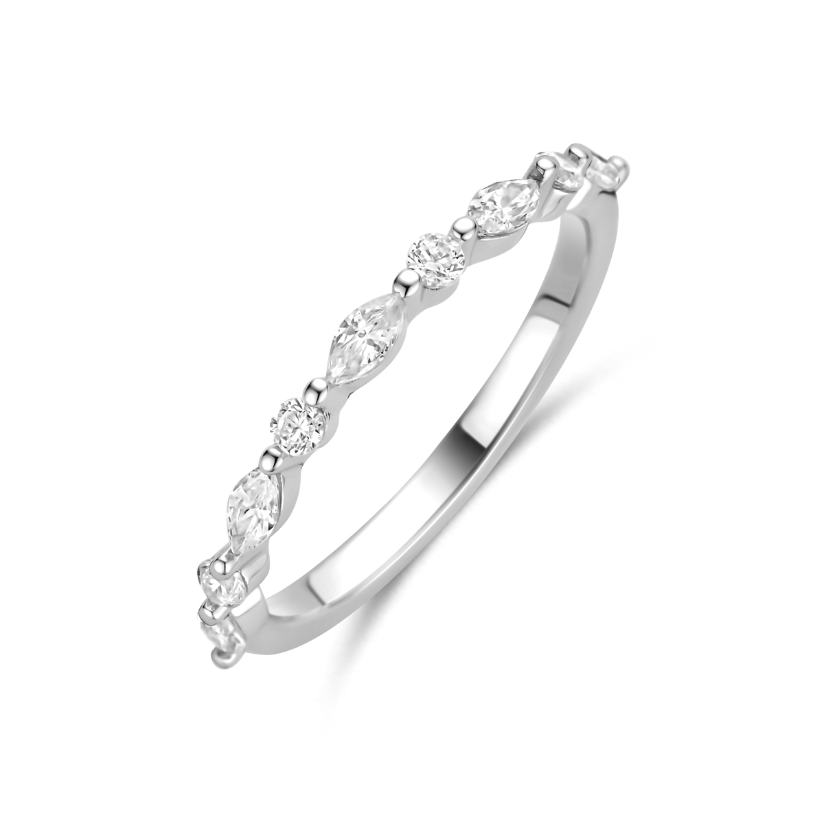 Gerhodineerd 925 zilveren ring uitgevoerd met zirkonia. De ring heeft een breedte van 2mm.