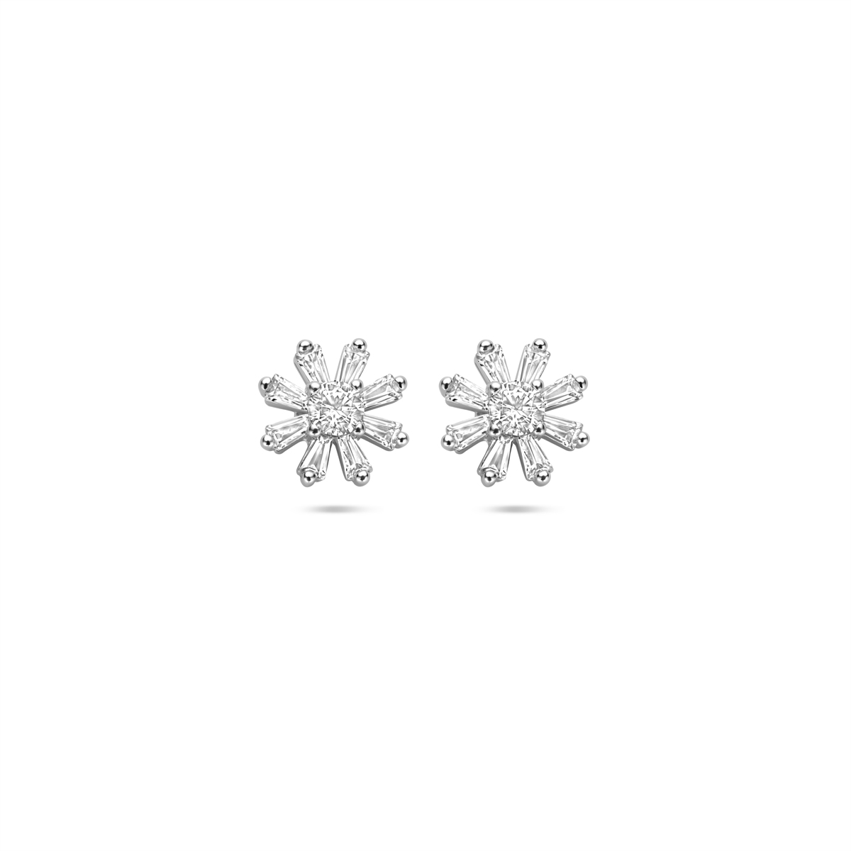 Gerhodineerd 925 zilveren oorknoppen uitgevoerd met zirkonia. De oorknoppen hebben een diameter van 8.5mm.