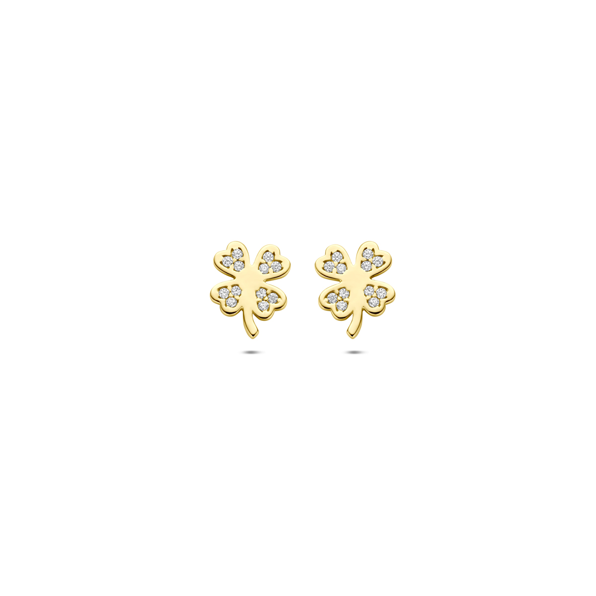 14k Geelgouden oorknoppen uitgevoerd in de vorm van een klavertje met zirkonia. De oorknoppen hebben een afmeting van 7.5x6mm.