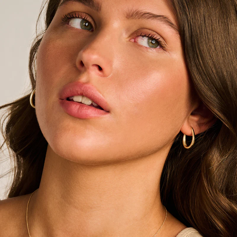 Dit zijn  goudkleurige oorbellen van het merk Blush voor dames