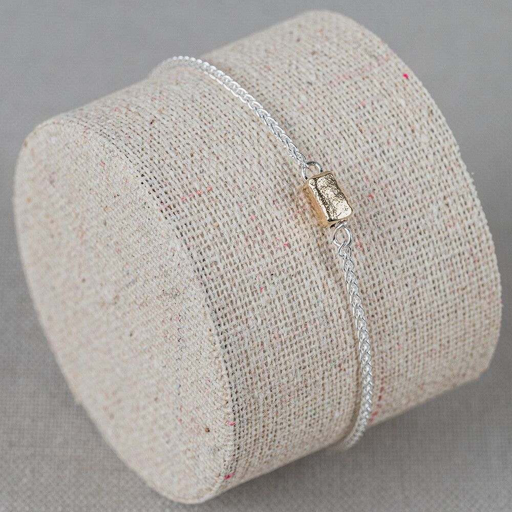 Armband gemaakt van 925 geoxideerd sterling zilver in combinatie met een tonnetje van 9 karaat. Combineer met het bijpassende collier voor een complete look!