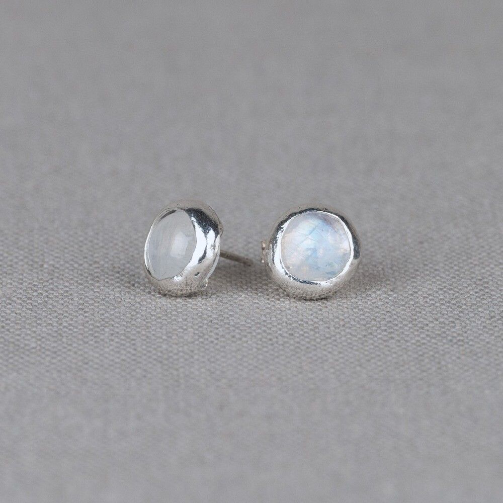 Oorknop gemaakt van 925 sterling oxy shiny zilver, oxy shiny is zilver wat geoxideerd is en daana weer gepoleisd. Hierdoos blijft het zilver kleurvast. In de de oorbel zit de edelsteen Maansteen is de steen van de hoop. De steen staat voor intuïtie, gevoel, liefde en vruchtbaarheid. Het is een echte vrouwensteen, hij versterkt de vrouwelijke eigenschappen.