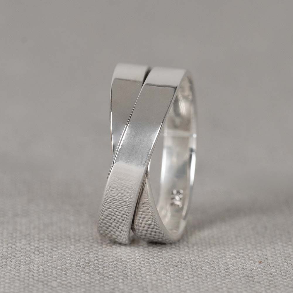 Ring zilver glad gekruist
 Schrijf de eerste review over dit product
Ring gemaakt van 925 sterling zilver. De banden zijn gekruisd wat het een leuk en speels effect geeft. Combineer deze ring met de andere shiny zilveren sieraden van Jéh Jewels voor een complete look!