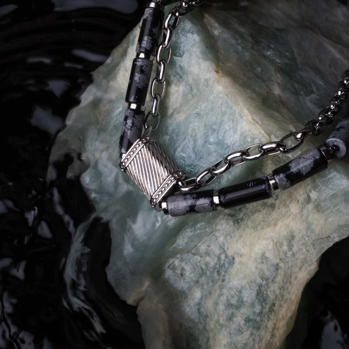 Just Bead it! With a Holzkern bead, you'll always be at the top of the jewelry game. Discover our unique bracelet made from genuine obsidian beads plus a striking stainless steel chain and feel the combination of nature and design.

