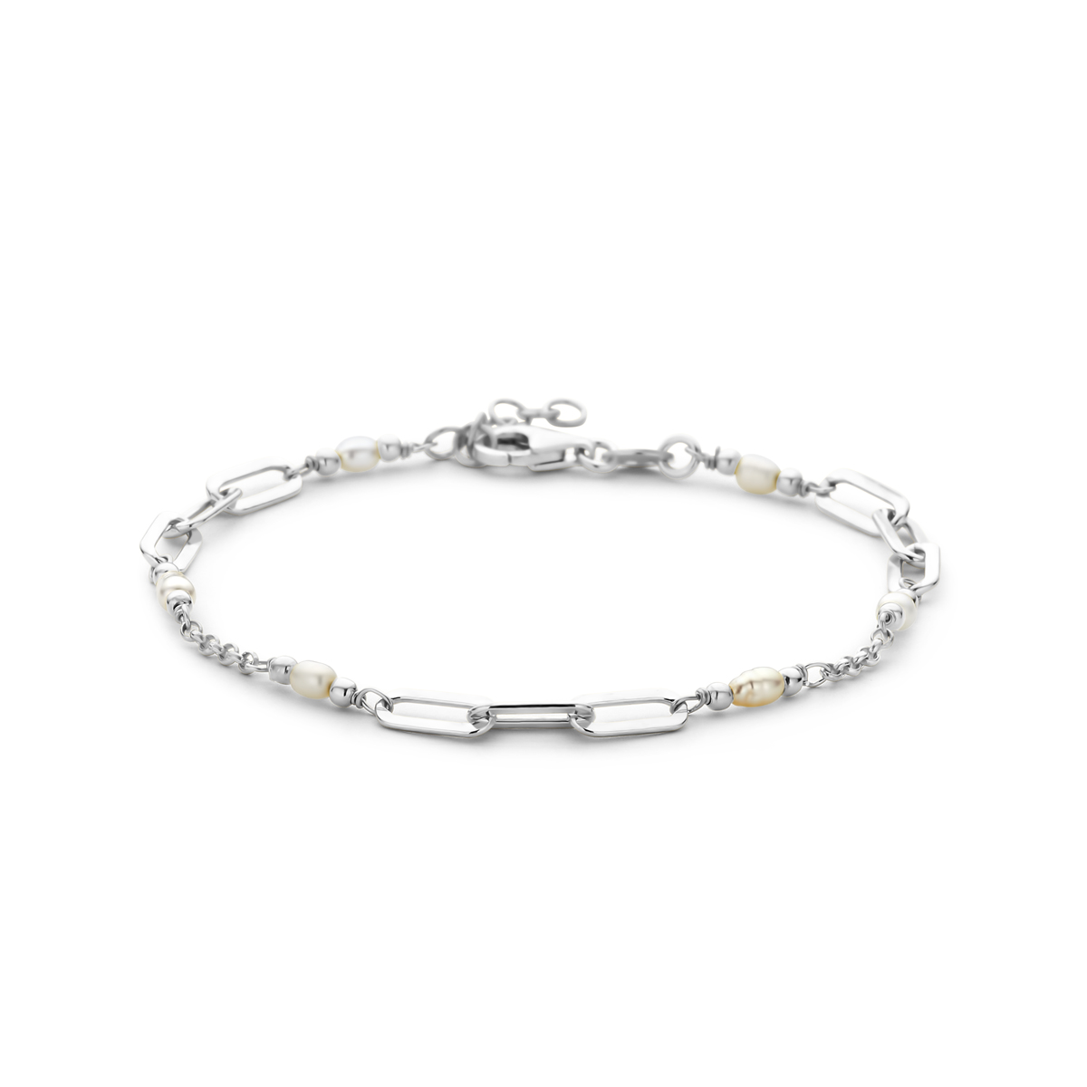 Gerhodineerd 925 zilveren armband uitgevoerd met zoetwaterparels. De armband heeft een draaglengte van 18cm met 2cm extensie en is uitgevoerd met karabijnsluiting. De schakelbreedte is 4mm.