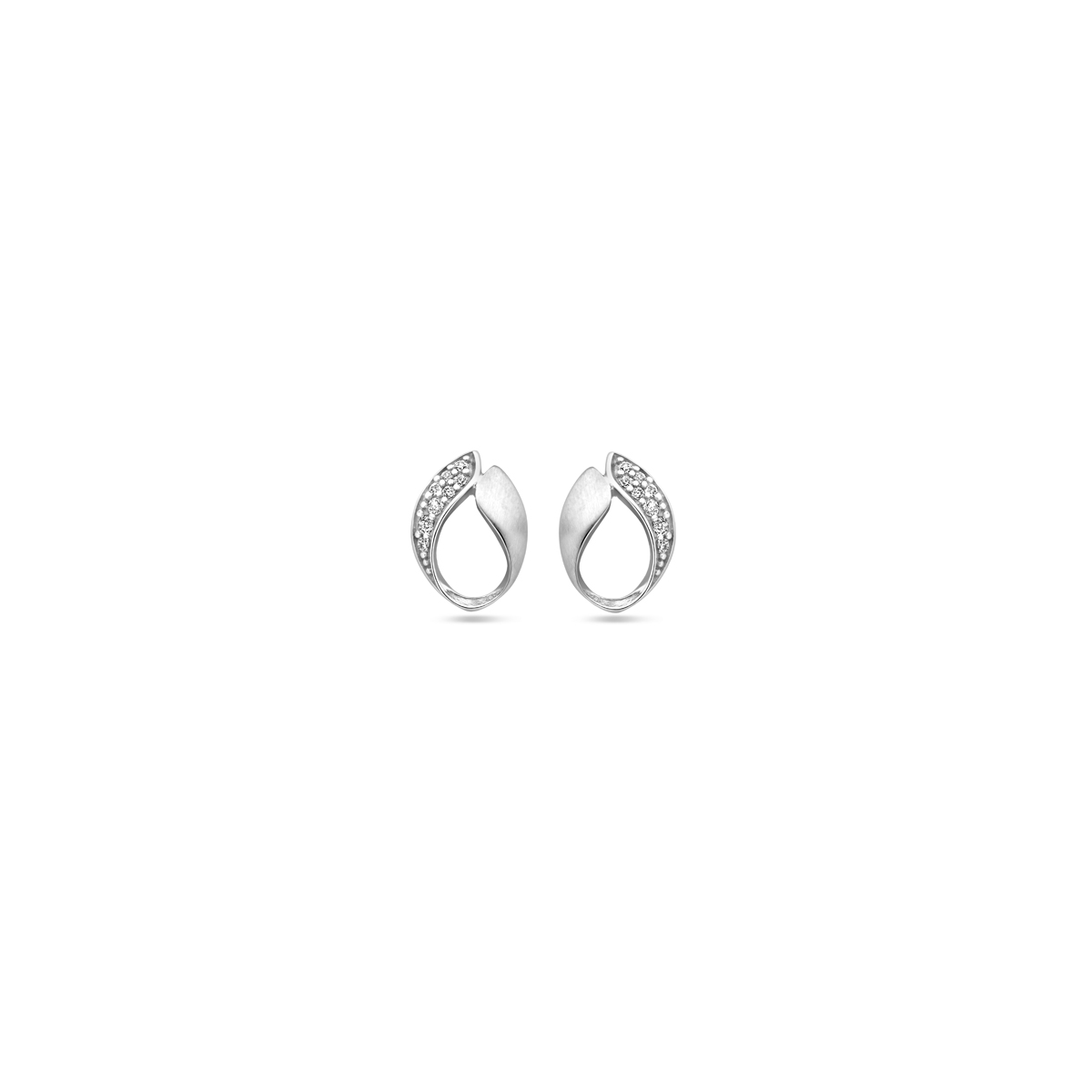 Zilveren oorstekers ovaalvormig uitgevoerd met zirkonia's. De oorknoppen hebben een afmeting van 10.5x7.5mm.