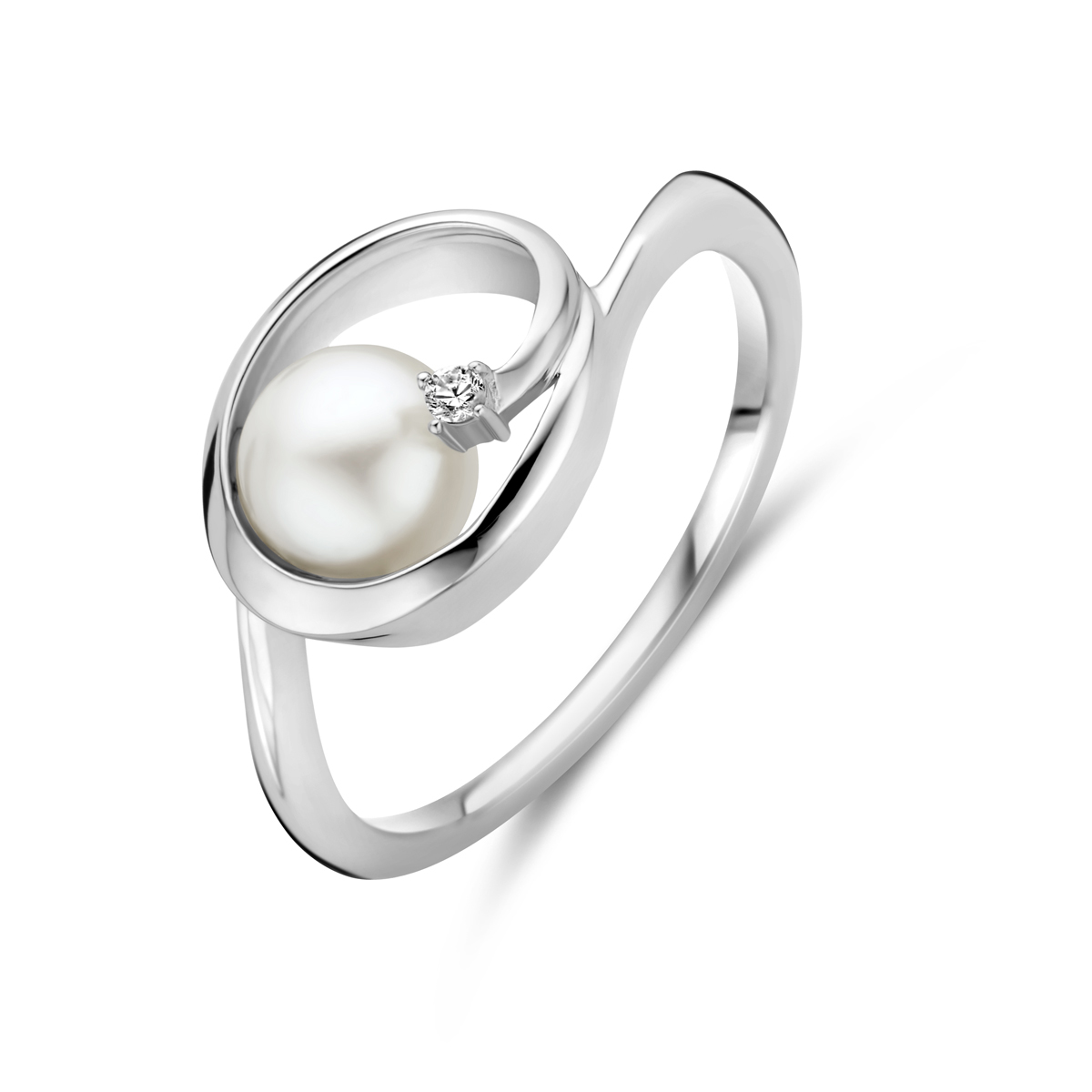 Gerhodineerd 925 zilveren ring uitgevoerd met zirkonia en zoetwaterparel. De ring heeft een totale hoogte van 9,5mm.