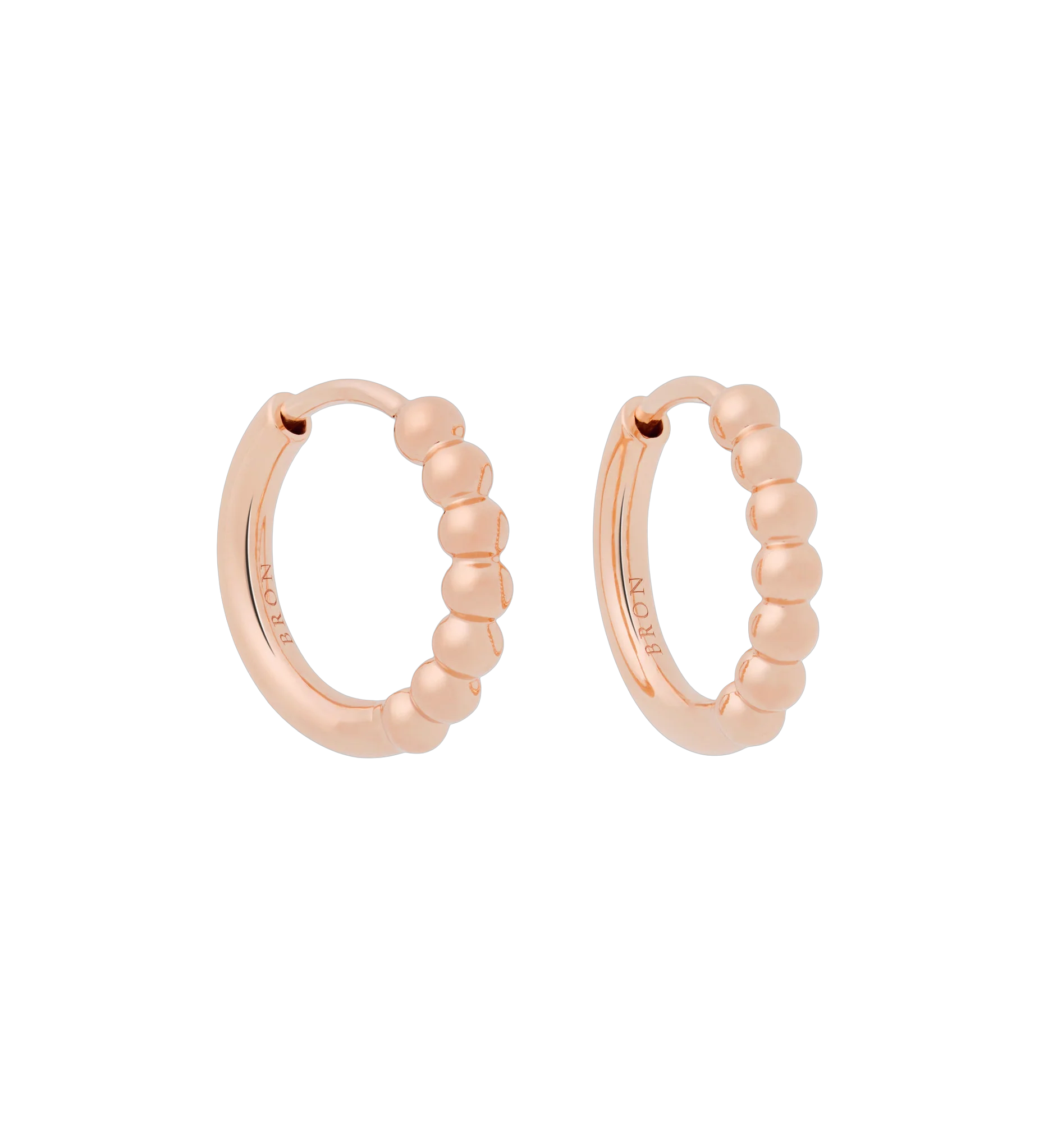 Deze oorringen met balletjes motief passen in het wisselsysteem: alle aanhangers passen eraan. 16 mm doorsnede