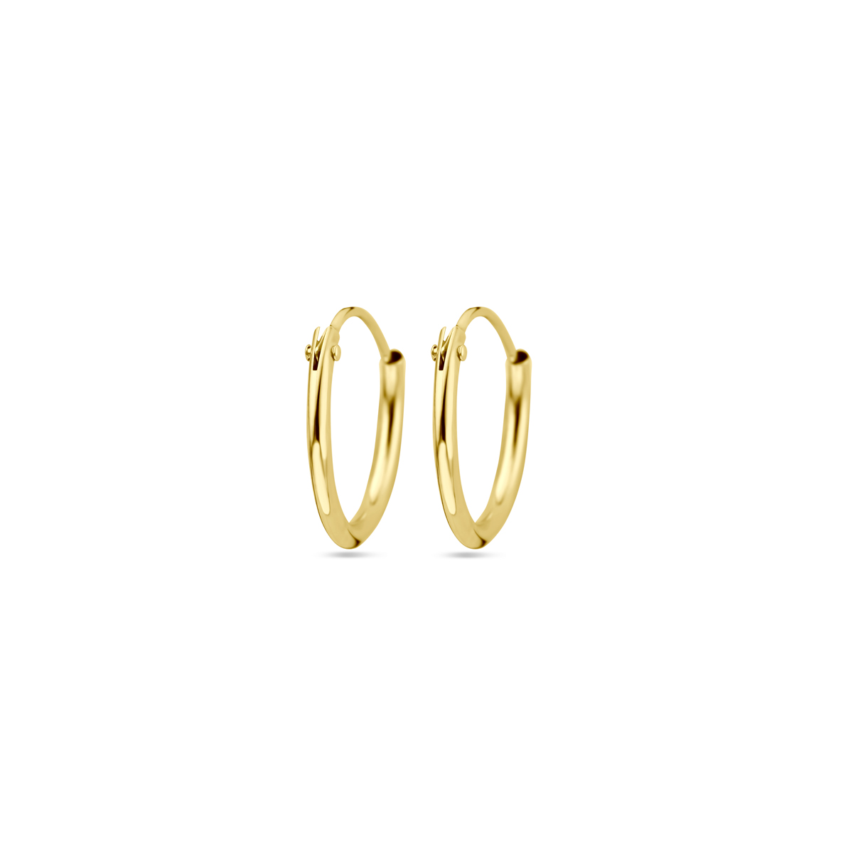 Een goede garderobe begint bij de basis en ditzelfde geldt voor een tijdloze sieradencollectie! Deze basic creolen passen bij iedere outfit en zijn met veel andere sieraden te combineren. Details: Geelgouden creolen met een ronde buis en een scharnier-sluiting. De diameter van deze creolen is 13mm.