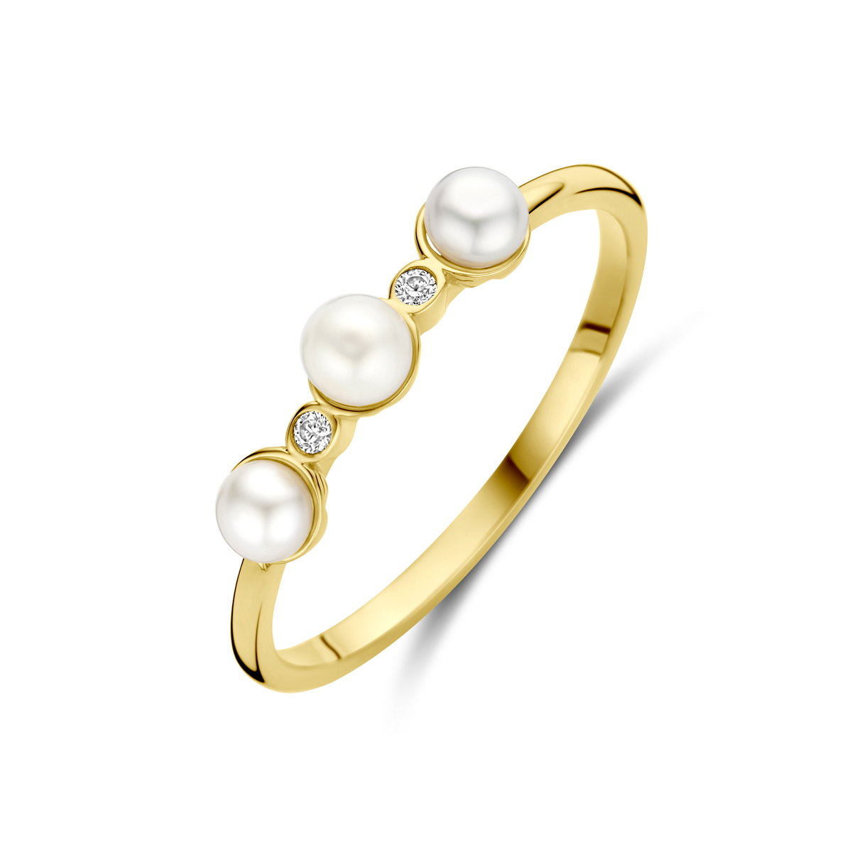 Geelgouden ring uitgevoerd met zirkonia en parel. De ring heeft een breedte van 3.5mm.