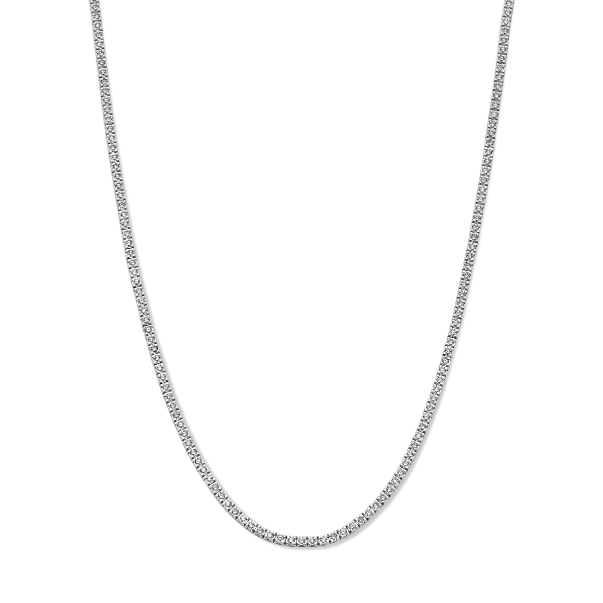 14k Witgouden tenniscollier uitgevoerd met lab grown diamanten. Het tenniscollier heeft een draaglengte van 42cm en een schakelbreedte van 3mm. Het diamantgewicht is 7.00ct. Lab grown diamanten zijn diamanten die ontstaan in een laboratorium. Onder extreem hoge druk en temperatuur wordt het natuurlijk ontstaansproces nagebootst met als eindresultaat een diamant met dezelfde chemische eigenschappen maar met een andere oorsprong.