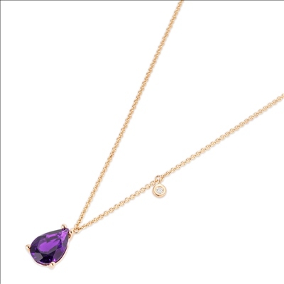 Het IRIS geelgouden collier met amethist en diamant hanger, is een prachtig sieraad. De hanger heeft een subtiele diamant van 0.01 karaat, wat het tot een verfijnde keuze maakt. Perfect voor speciale gelegenheden, draag dit collier boven een elegante jurk voor een tijdloze en verfijnde uitstraling.