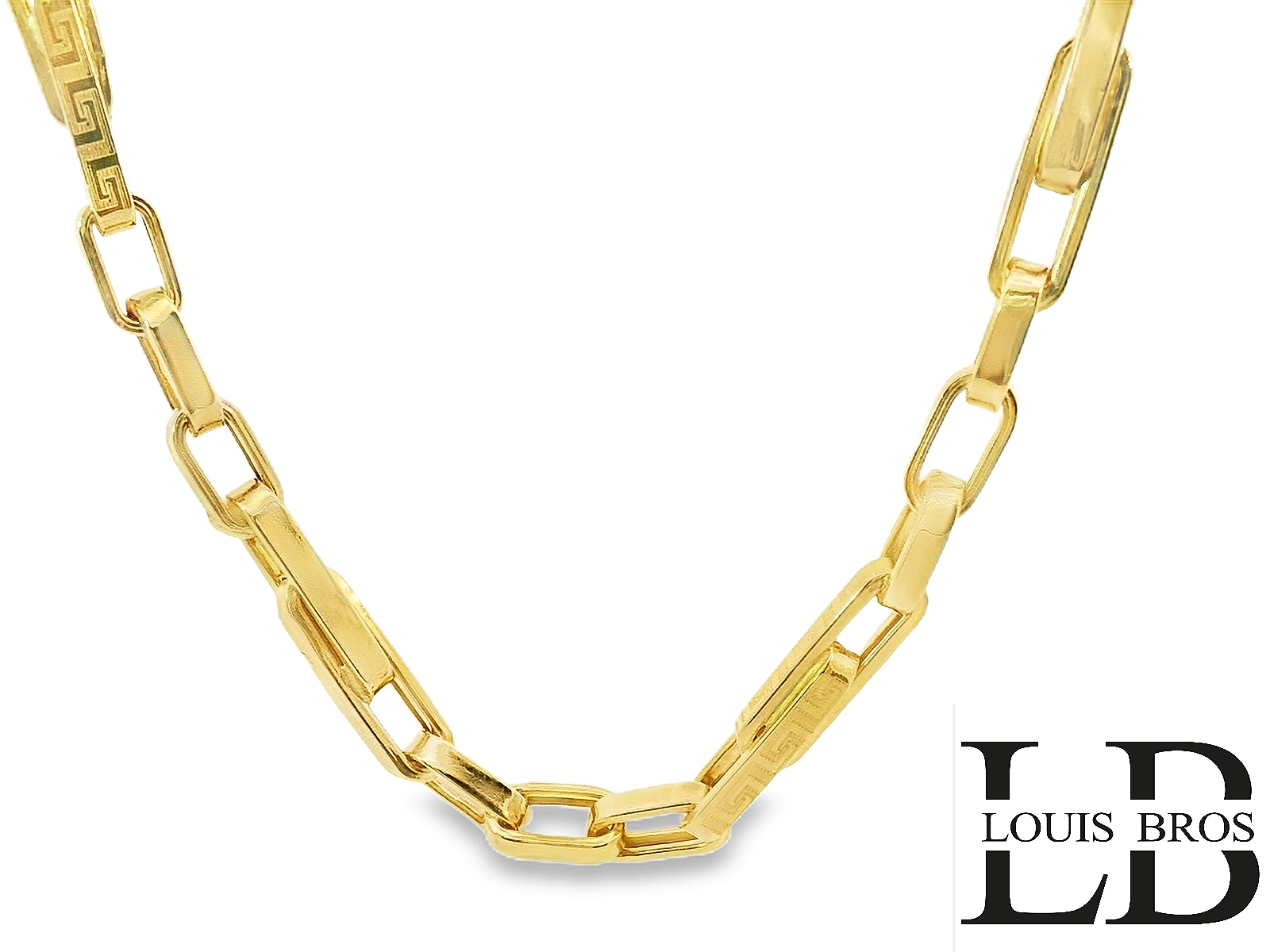 Maak een krachtig stijlstatement met dit opvallende 14 karaat geelgouden collier van Louis Bros (16. gr). Het collier bestaat uit robuuste, rechthoekige gourmet-achtige schakels met een moderne twist, deels voorzien van een subtiele gravure in Grieks motief. De combinatie van gepolijste en gedecoreerde schakels zorgt voor een luxueuze uitstraling en een unieke, eigentijdse look.

De stevige schakels geven het collier een stoer en stijlvol karakter, perfect voor wie op zoek is naar een eyecatcher met klasse. Ideaal om solo te dragen of te combineren met andere statement-sieraden.

Specificaties:

Materiaal: 14 karaat geelgoud

Type schakel: Rechthoekig & gegraveerd

Afwerking: Hoogglans gepolijst met gravure-details

Merk: Louis Bros (LB)

Stijl: Statement / Modern chic

Geschikt voor: Dames en heren

Een collier dat klasse en karakter uitstraalt – een must-have voor de sieradenliefhebber met een uitgesproken smaak.
Verkrijgbaar vanaf 40 cm!