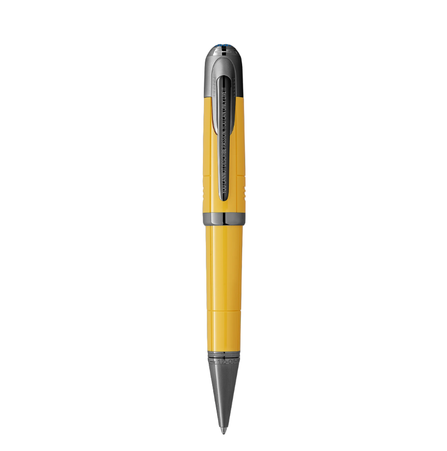 Deze Montblanc Enzo Ferrari Special Edition behoort tot de Great Characters collectie.
Referentienummer: 130663

De naam Ferrari staat voor esthetisch design, krachtige motoren, bijna eindeloze technische innovatie en een van de meest invloedrijke mannen in de autogeschiedenis. Met een enorme visie en een ongebreidelde passie voor de autosport leidde Enzo Ferrari zijn bedrijf naar ongeëvenaard prestige en creëerde een legende die voortleeft. Montblanc heeft de Montblanc Great Characters Enzo Ferrari Special Edition opgedragen aan deze man en zijn passie voor racen. Geïnspireerd door zowel het embleem van Enzo Ferrari's geboortestad Modena als de emblematische kleur van het logo van de Scuderia, eert deze editie Ferrari's tweede ziel: de kleur geel. De data van Enzo Ferrari's geboorte en zijn eerste raceoverwinning zijn gegraveerd op de kegel, terwijl zijn handtekening en de naam van de werkplaats van zijn vader, 'Officina Meccanica Alfredo Ferrari', verwijzend naar Enzo Ferrari's geboorteplaats, op de bovenkant van de dop zijn gegraveerd. De dop wordt bekroond door het Montblanc-embleem in kostbaar blauw hars - als een extra eerbetoon aan het embleem van Modena - en omgeven door ingewikkeld metaalwerk dat doet denken aan de grille van een klassieke auto. De eerste overwinning van Enzo Ferrari, op het Circuito del Savio, markeerde tevens het ontstaan ​​van het inmiddels beroemde Ferrari-logo.Onder de vele toeschouwers die Enzo Ferrari's gedurfde rijkunst die dag bewonderden, bevond zich de familie van toppiloot Francesco Baracca, die tijdens de Eerste Wereldoorlog in dezelfde eenheid had gediend als Enzo's broer Dino. Francesco Baracca's moeder, gravin Paolina Biancoli, stelde voor dat Enzo Ferrari het embleem van een steigerend, ongebreideld paard uit het vliegtuig van haar zoon op zijn raceauto's zou gebruiken als symbool voor geluk. De associatie van het paard met de moed en de wil om te domineren van een nationale held maakte het een ideaal symbool voor Enzo. Negen jaar later, in 1932, werd de Cavallino Rampante voor het eerst gebruikt op een gele achtergrond om een ​​auto te versieren tijdens de 24 uur van Spa, en het Scuderia Ferrari-team behaalde de eerste en tweede plaats met twee auto's met het steigerende paard. De Cavallino Rampante is gegraveerd op de dop van de Montblanc Great Characters Enzo Ferrari Special Edition, samen met de woorden van de gravin: 'Le porterà fortuna' ('Het zal je geluk brengen'). De eerste auto van Ferrari, de 125 S, met twaalf cilinders, verliet op 12 maart 1947 de fabriek in Maranello. Twaalf gegraveerde lijnen symboliseren de twaalf cilinders. Enzo Ferrari's motto, 'Je kunt passie niet beschrijven, je kunt het alleen beleven', siert de ruthenium-gecoate clip.