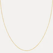 De Blush Collier 3058YGO is een verfijnde geelgouden ketting, met een lengte van 45 cm en een breedte van 0,8 mm. Gemaakt van 14-karaats goud, met een veerringsluiting en ankerketting. Ideaal om solo te dragen voor een subtiele elegantie, of te combineren met andere kettingen voor een stijlvolle gelaagde look.