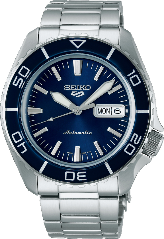De Seiko 5 Sports SRPK97K1 is een horloge dat moeiteloos sportiviteit met tijdloze elegantie combineert. Zodra je het draagt, valt de diepblauwe wijzerplaat op in contrast met de zilverkleurige roestvrijstalen kast en band &mdash; een klassieke look die zowel bij een casual outfit als bij nette kleding past. Dankzij de LumiBrite‑coating op indexen en wijzers blijft de tijd ook onder minder goed licht prima afleesbaar.

Aangedreven door het betrouwbare Seiko 4R36‑automaatuurwerk, laadt dit model zichzelf op door je polsbewegingen en heeft het een gangreserve van ca. 41 uur. De praktische dag‑ en datumweergave zorgt ervoor dat je altijd op de hoogte bent van tijd en datum &mdash; handig voor dagelijks gebruik.

De stevige stalen kast van 42,5 mm met gebogen Hardlex‑glas geeft het horloge zowel kracht als comfort, terwijl de 10 bar waterbestendigheid het geschikt maakt voor zwemmen en alledaags watergebruik. De unidirectionele draaibezel en de doorzichtige kastachterkant benadrukken het sportieve karakter en geven je tegelijk een blik op het mechanische hart.

Een veelzijdige keuze voor wie een betrouwbaar, stijlvol en mechanisch sporthorloge wil dat dag in dag uit klaarstaat.