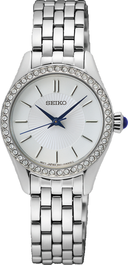 Dit is een dameshorloge van het merk Seiko. Het is een analoog horloge gemaakt van staal. De diameter van de kast is 26 mm en de kast is 7 mm dik.
De verdere specificaties van het horloge zijn als volgt:
Kastvorm: rond
Kastkleur: zilverkleurig
Kastmateriaal: staal
Bandbreedte: 12 mm
Bandlengte: 215 mm
Sluiting: vouwsluiting met drukker
Wijzerplaatkleur: wit
Glassoort: hardlex mineraal glas
Techniek: quartz