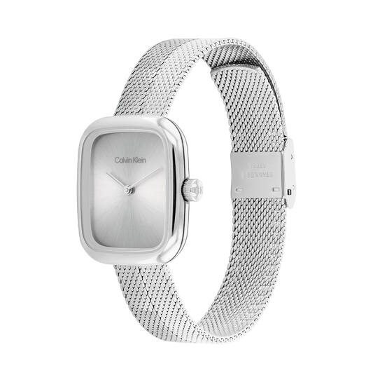 De Calvin Klein horloge is een zilverkleurig horloge met een vierkante klok. Dit polshorloge combineert elegantie en modern design, ideaal voor zowel zakelijke als casual gelegenheden. Draag het bij een nette blouse of een strak pak voor een verfijnde uitstraling. Perfect voor dagelijks gebruik en speciale momenten.