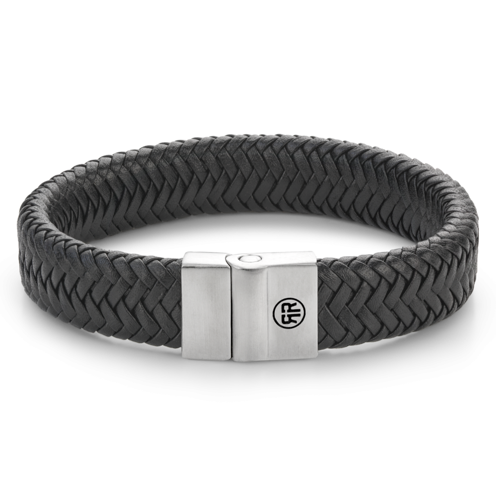Dit is een armband van het merk Rebel & Rose gemaakt van leer en staal