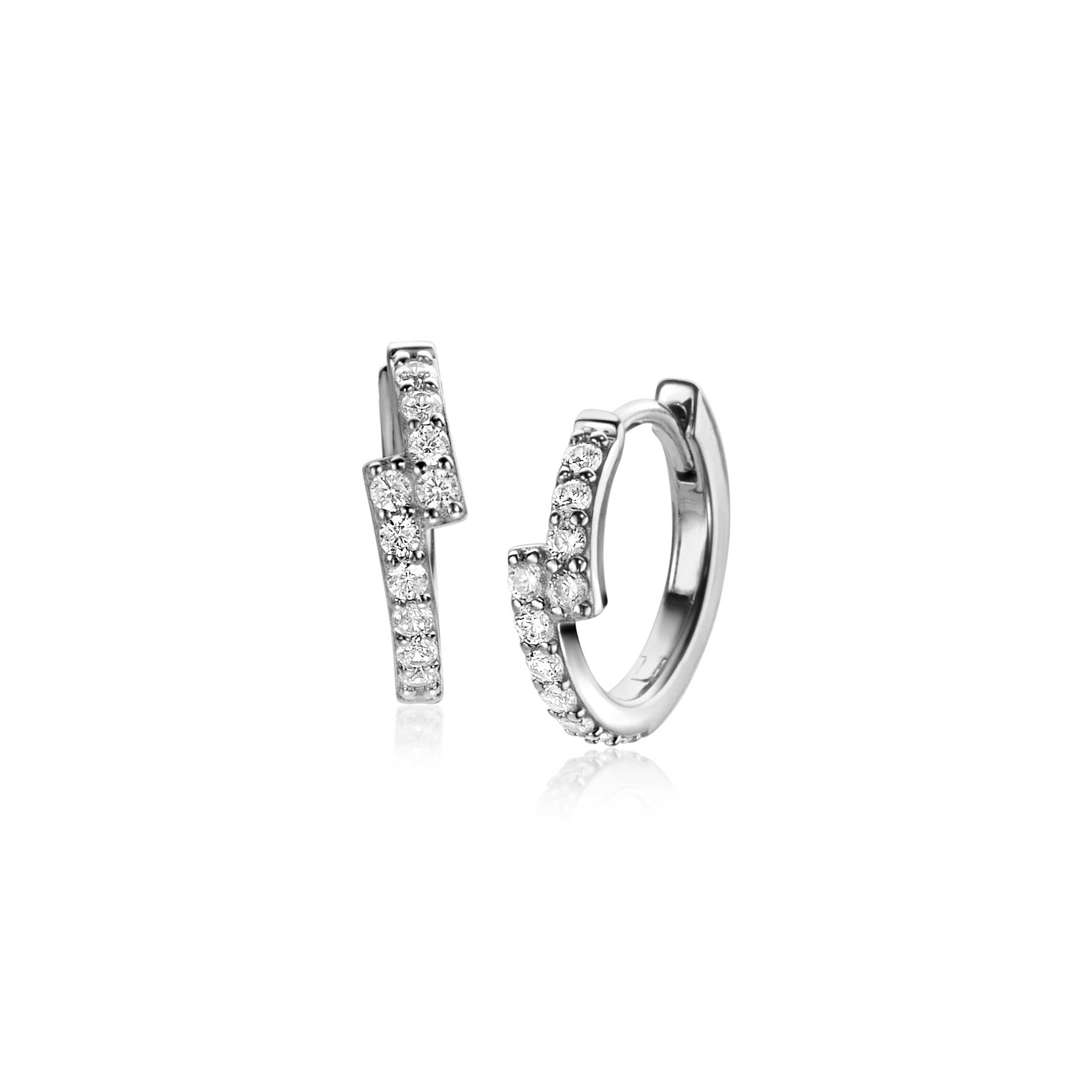 ZINZI zilveren oorringen (15mm), waarbij twee banen vol bezet met witte zirconia's naast elkaar lopen. Met luxe scharniersluiting. De oorsieraden zijn vervaardigd van eerste gehalte zilver (925) en voorzien van een extra rodiumlaag voor een langdurige glans.