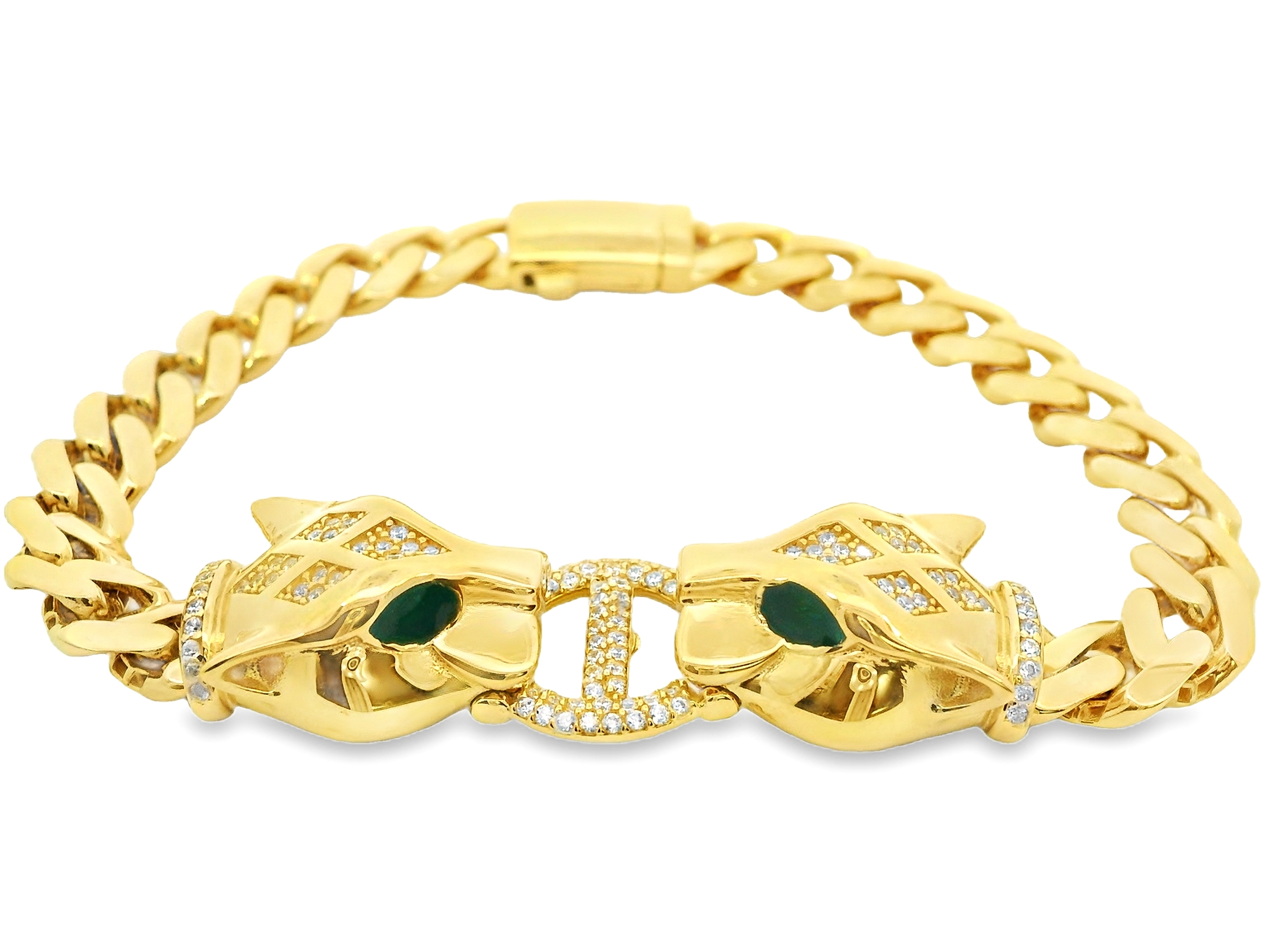 Deze opvallende armband van 14 karaat geelgoud (18.10 gr) is een waar statement piece. De armband is ontworpen met klassieke, stevige gourmet schakels die naadloos overgaan in een spectaculair middendeel: twee panterkoppen die elkaar aankijken en samen een met zirkonia bezette ring vasthouden. De pantersymboliek staat traditioneel voor kracht, elegantie en bescherming – en dat zie je ook terug in dit krachtige ontwerp.

De ogen van de panters zijn bezet met donkergroene stenen, wat een mysterieus en luxueus accent geeft aan het geheel. De koppen zelf zijn rijkelijk versierd met fonkelende zirkonia-steentjes die zorgen voor een schitterend contrast tegen het warme geelgoud. De armband sluit met een stevige en onopvallende gouden sluiting die perfect past bij het robuuste karakter van het sieraad.

Kenmerken:

Materiaal: 14 karaat geelgoud

Steensoort: Witte zirkonia en donkergroene accentstenen

Ontwerp: Twee panterkoppen met ring in de bek

Schakeltype: Gourmet schakel

Sluiting: Veilige kliksluiting

Stijl: Luxueus, krachtig en uniek

Deze armband is perfect voor wie houdt van sieraden met karakter en uitstraling. Een uniek stuk dat zowel kracht als verfijning uitstraalt – ideaal als blikvanger bij een formele outfit of als exclusief geschenk.