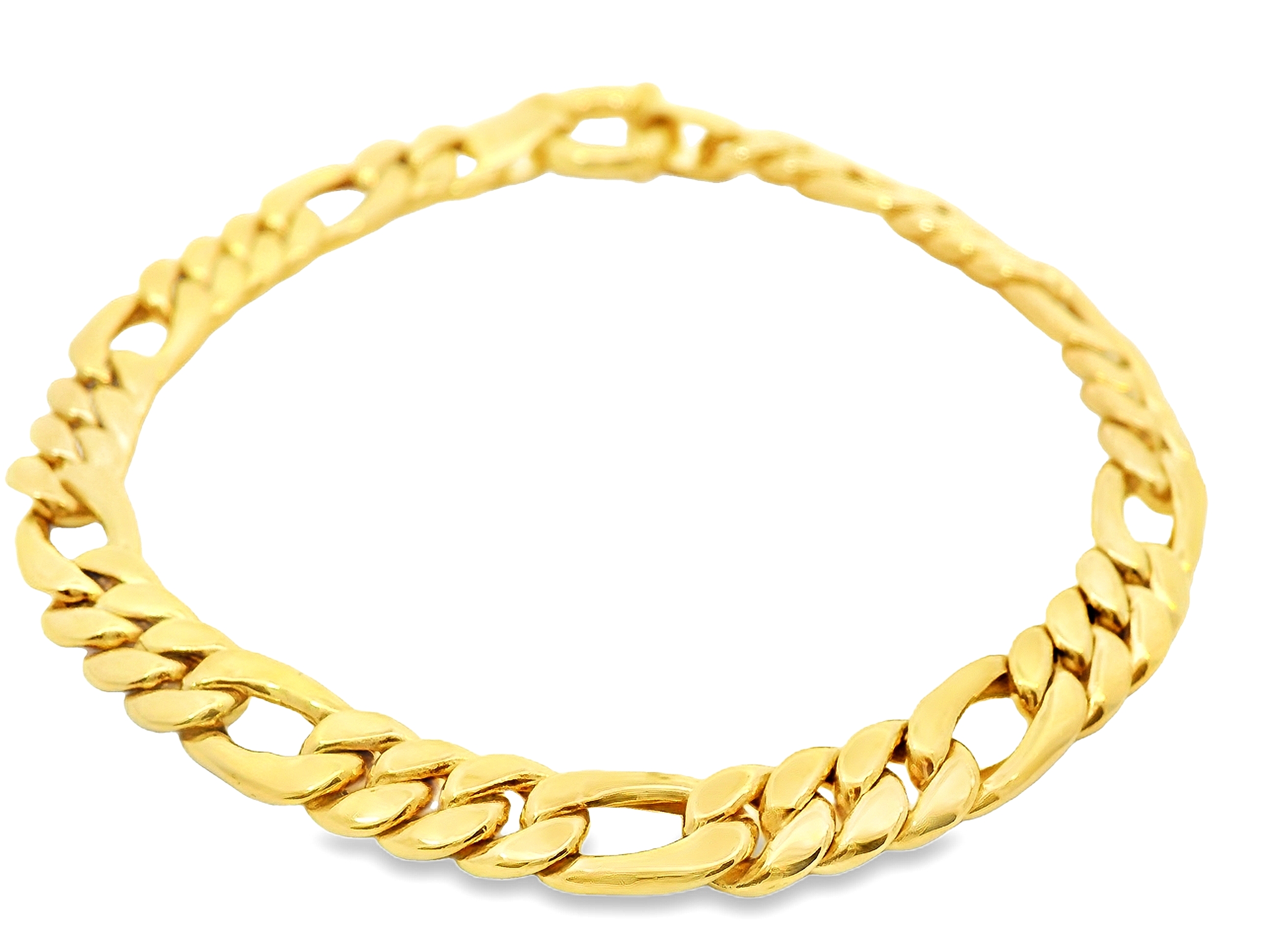 Deze tijdloze armband is vervaardigd uit 14 karaat geelgoud (7.72 gr) en is uitgevoerd in het klassieke Figaro schakelpatroon – een afwisseling van korte en langere schakels die zorgen voor een elegante maar toch robuuste uitstraling. Dankzij het unisex ontwerp is deze armband perfect geschikt voor zowel dames als heren die houden van een stijlvolle, veelzijdige toevoeging aan hun sieradencollectie.

De armband heeft een comfortabele pasvorm en sluit veilig met een stevige karabijn. De warme glans van het geelgoud geeft de armband een luxe uitstraling die zowel solo als in combinatie met andere sieraden prachtig tot zijn recht komt.

Kenmerken:

Materiaal: 14 karaat geelgoud

Schakeltype: Figaro schakel (afwisselend 3 korte en 1 lange schakel)

Design: Unisex – geschikt voor zowel dames als heren

Stijl: Tijdloos, elegant en veelzijdig

Sluiting: Stevige karabijn

Een perfecte keuze voor wie houdt van klassieke elegantie met een moderne twist. Draagbaar bij elke gelegenheid – van dagelijks gebruik tot formele events.