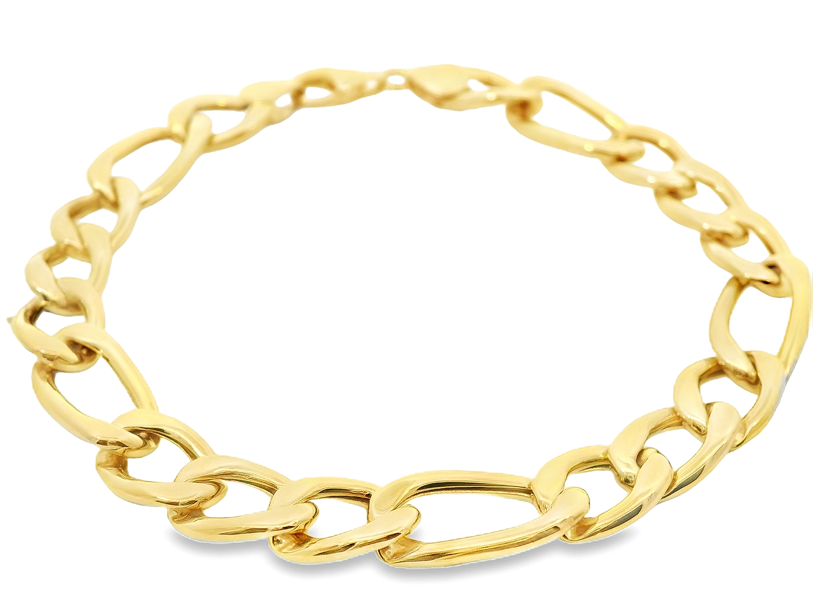Deze tijdloze armband is vervaardigd uit 14 karaat geelgoud (6.95 gr) en is uitgevoerd in het klassieke Figaro schakelpatroon – een afwisseling van korte en langere schakels die zorgen voor een elegante maar toch robuuste uitstraling. Dankzij het unisex ontwerp is deze armband perfect geschikt voor zowel dames als heren die houden van een stijlvolle, veelzijdige toevoeging aan hun sieradencollectie.

De armband heeft een comfortabele pasvorm en sluit veilig met een stevige karabijn. De warme glans van het geelgoud geeft de armband een luxe uitstraling die zowel solo als in combinatie met andere sieraden prachtig tot zijn recht komt.

Kenmerken:

Materiaal: 14 karaat geelgoud

Schakeltype: Figaro schakel (afwisselend 3 korte en 1 lange schakel)

Design: Unisex – geschikt voor zowel dames als heren

Stijl: Tijdloos, elegant en veelzijdig

Sluiting: Stevige karabijn
Een perfecte keuze voor wie houdt van klassieke elegantie met een moderne twist. Draagbaar bij elke gelegenheid – van dagelijks gebruik tot formele events.