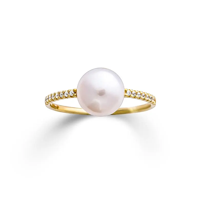 De PALIDO Gouden ring met zoetwaterparel en zirconia stenen, is een verfijnde aanvulling op elke sieradencollectie. Deze geelgouden ring straalt elegantie uit, ideaal voor speciale gelegenheden of als dagelijks statement. Draag hem solo voor een subtiele, klassieke uitstraling of combineer met andere gouden sieraden voor een gedurfde look.