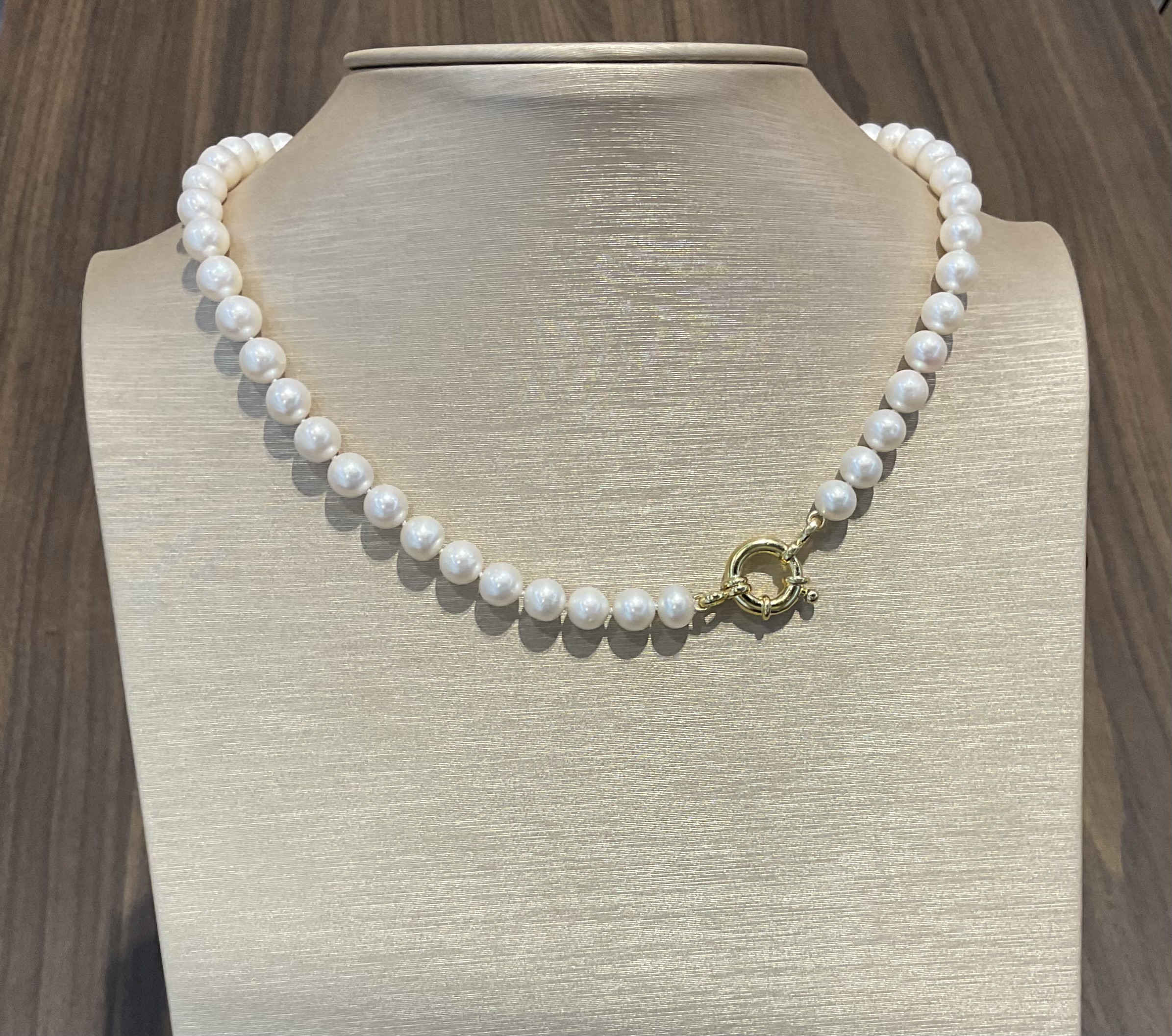 De Parelcollier met vergulde veerring 45cm is een verfijnd collier met een elegante uitstraling. Het bevat ronde, glanzende zoetwater parels die perfect zijn voor elke gelegenheid. Draag het op een formele jurk of om een casual outfit een chique twist te geven. Het past perfect bij elke stijl en is een must-have accessoire voor elke sieradenliefhebber.