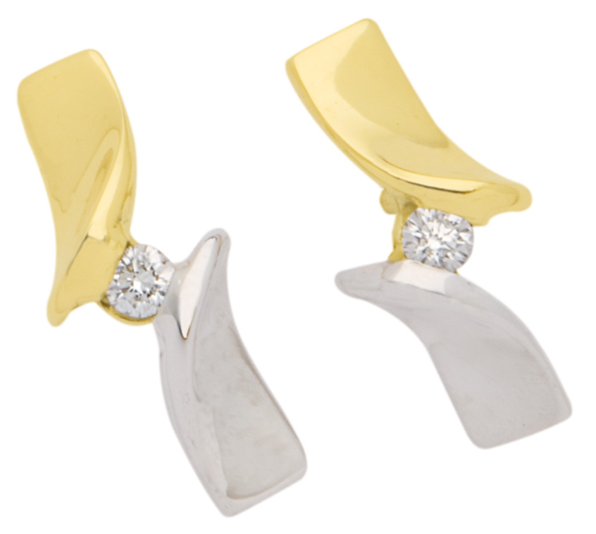 Eclat Capri oorstekers, modelnummer OK113/2X4, zijn bicolor stud oorbellen van goud, met een briljant geslepen diamant van 0.04ct G/VVS, zijn ze perfect voor dagelijks gebruik. Draag deze elegante oorbellen om een vleugje verfijning en klasse aan je alledaagse look toe te voegen.