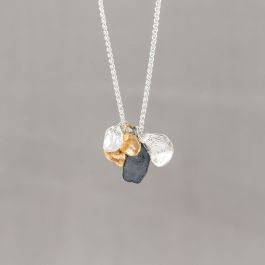 Collier gemaakt van 925 sterling zilver met daaraan losse hangertjes in de materialen: 925 sterling zilver, geoxideerd zilver en verguld. Combineer ze met de bijpassende oorbellen voor een complete look!