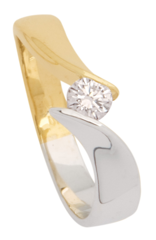 De Eclat Capri ring, modelnummer ID-R113/4, kenmerkt zich door zijn bicolor design en bevat een 0,04 karaat diamant van G/VVS kwaliteit. Deze elegante diamanten ring, in maat 55, valt onder de categorie juwelen, subtype ring. Perfect te combineren met zowel casual als formele kleding voor een verfijnde uitstraling.