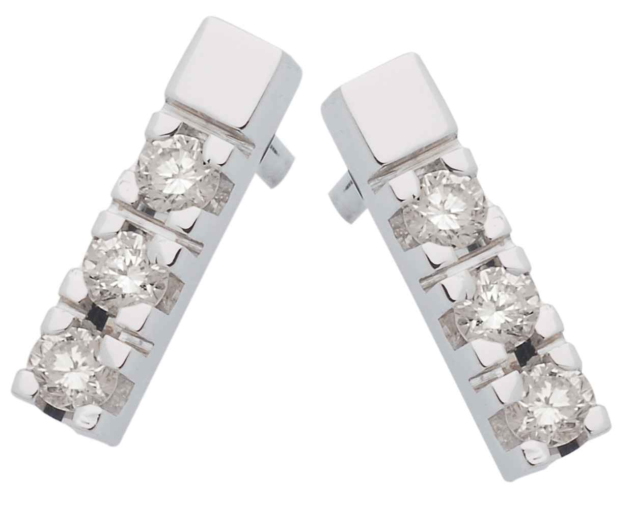 De Eclat oorstekers, modelnummer ID-OK303/18, zijn elegante oorstekers zijn gezet met 6 briljant geslepen diamantenm wegende 0,03crt TW/SI, Deze oorbellen stralen klasse uit en passen bij elke outfit. Deze subtiele sieraden zijn perfect voor dagelijks gebruik of speciale gelegenheden. Draag ze met opgestoken haar om de schittering van de stenen te benadrukken en je look te verfraaien.