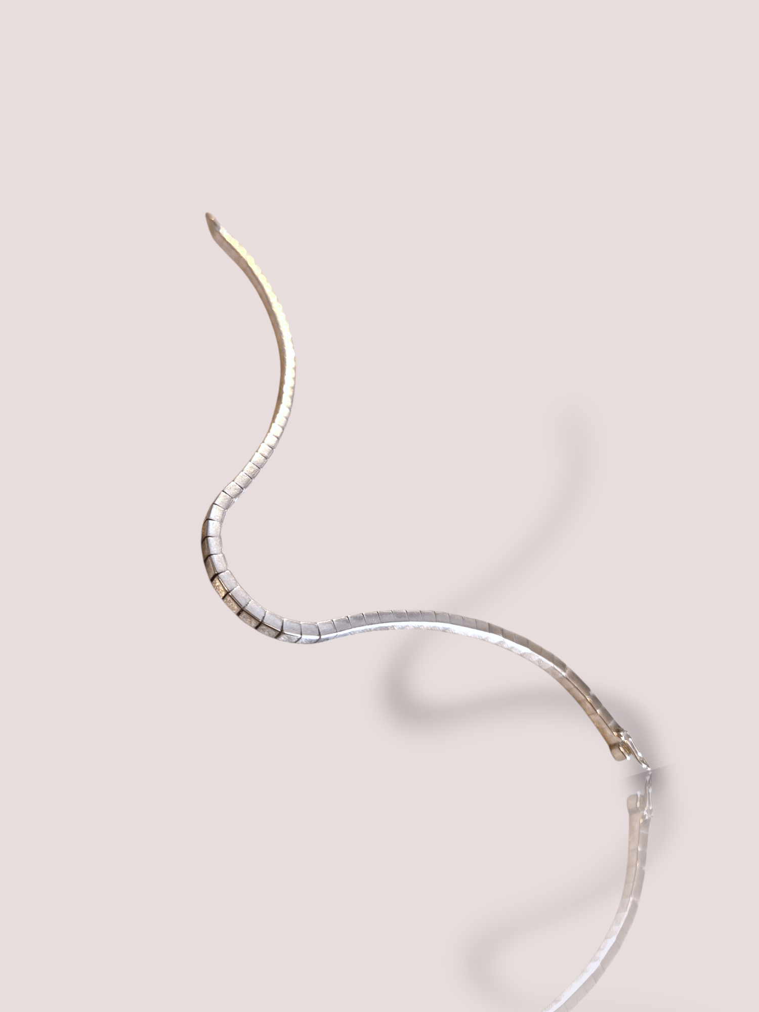Deze vintage 18k witgouden Cartier Lanieres armband, is een verfijnde armband van blokjes witgoud. Deze klassieke armband behoort tot de categorie juwelen en is specifiek een witgouden armband. Draag deze elegante armband solo voor een minimalistische uitstraling of combineer hem met andere sieraden voor een stijlvolle, gelaagde look. Perfect voor elke gelegenheid.

Deze armband is origineel Cartier en niet meer verkrijgbaar in de winkel.