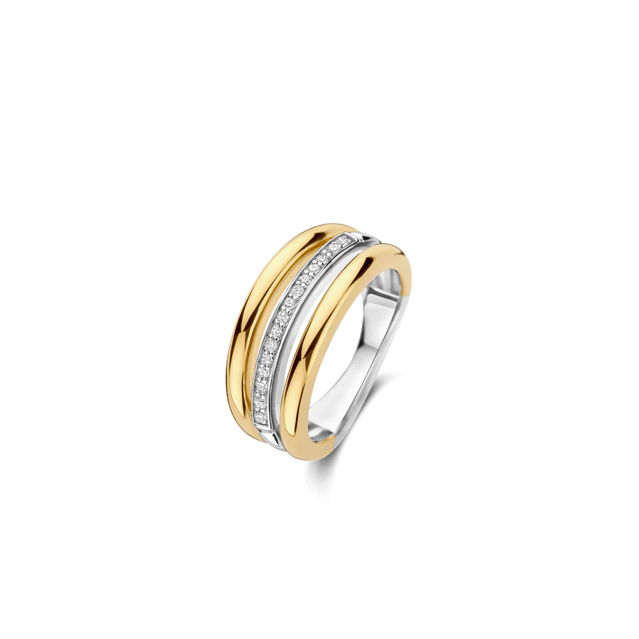 Ontdek de perfecte balans tussen verfijning en speelsheid met deze TI SENTO goudkleurige drievoudige ring 12369ZY. Vervaardigd uit hoogwaardig 925 zilver, heeft het ontwerp drie onderscheidende banden: de twee buitenste banden zijn verguld, terwijl de centrale band, platinakleuring, een rij prachtige pavégezette zirkonia's toont. De bewuste ruimte tussen de banden zorgt voor een lichte, luchtige uitstraling, wat het een waar statement van modern design maakt. Het dynamische contrast van metalen en texturen creëert een opvallende maar speelse esthetiek, ideaal om zowel casual als formele looks te verfraaien. Zorgvuldig vervaardigd voor de gevoelige huid, deze nikkelvrije en hypoallergene ring garandeert langdurig comfort en kwaliteit.