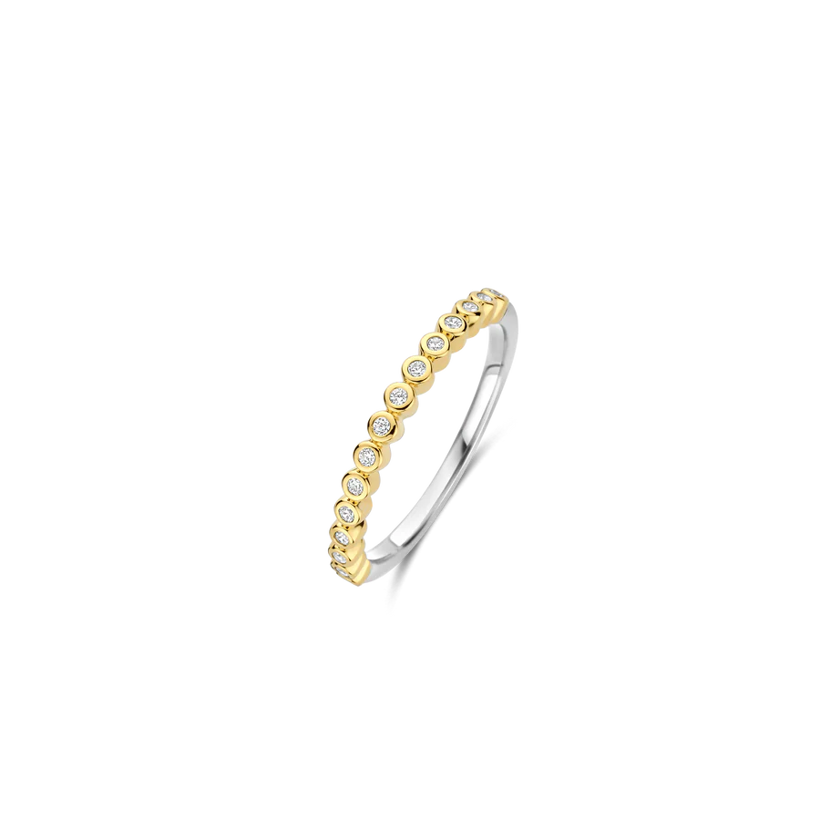 Omarm de tijdloze schoonheid van de TI SENTO ring 12364ZY, een waar symbool van tijdloze elegantie. Dit klassieke ontwerp heeft een doorlopende rij fonkelende witte zirkonia stenen, elk gezet in een slanke bezelzetting, waardoor een naadloze cirkel van licht en luxe ontstaat. De ring is prachtig verguld, wat het een rijke, warme gloed geeft die alle huidtinten versterkt. Een perfecte metgezel voor elke gelegenheid, deze ring is zowel verfijnd als veelzijdig. De ring tilt je stijl moeiteloos naar een hoger niveau. Het is een ideale keuze om speciale momenten te markeren of gewoon je dagelijkse look te verbeteren. Met zorg vervaardigd, deze nikkelvrije en hypoallergene ring garandeert langdurig comfort en kwaliteit.