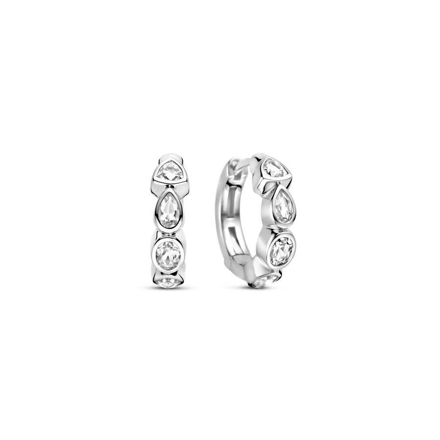 De TI SENTO oorbellen 78002ZI combineren klassieke verfijning met eigentijdse schittering. Gemaakt van hoogwaardig 925 sterling zilver, zijn deze oorringen versierd met afwisselend peervormige en ovaal geslepen cubic zirconia, elk subtiel in een zetting geplaatst om het licht moeiteloos te vangen en te weerkaatsen. Ontworpen om tijdloze glamour aan elke look toe te voegen, geven ze precies de juiste hoeveelheid glans—of je nu een casual outfit opfleurt of een avondjurk. Hun veilige scharniersluiting zorgt voor een perfecte pasvorm, waardoor ze een gemakkelijke luxe voor elke dag zijn. Draag de oorbellen alleen voor ingetogen elegantie of combineer ze voor een gelaagde, moderne uitstraling. Nikkelvrij en hypoallergeen, ze beloven comfort zonder compromis. Een stralend spel van licht en verfijning, klaar om te schitteren van dag tot nacht.